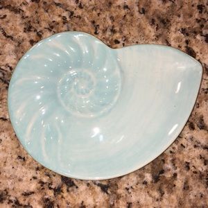 Shell shaped decor plate
